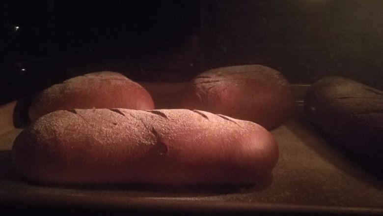 可可麻薯软欧包,当面包差不多二发到两份大时，拿出来撒上干的面包粉，用很快的刀片割包。
