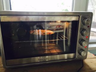 什锦水果披萨,烤箱200度预热，放中层烤20分钟左右