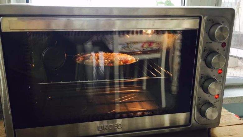 什锦水果披萨,烤箱200度预热，放中层烤20分钟左右