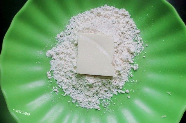 香煎豆腐,把豆腐放入淀粉里，薄薄的过一层粉，两面都要