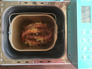 面包机版蒜蓉芝士烤大虾,然后放入面包机中。