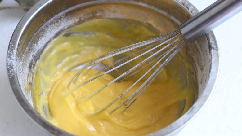 6寸淡奶油中空戚风,左右上下搅拌均匀的蛋黄糊。