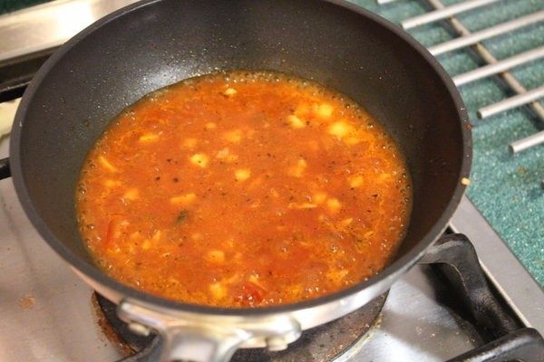 高丽菜牛肉卷,取一小锅，将大蒜末和3大匙蕃茄酱糊炒香后，加入盐、胡椒、辣椒粉及100CC鸡高汤，煮滚后，转小火煮个几分钟后熄火备用。