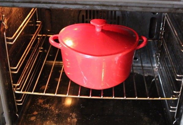 高丽菜牛肉卷,烤箱180℃预热，铸铁锅盖上锅盖后，放入烤箱以180℃烤25分钟，熄火再焖5-10分钟。
