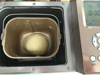 豆沙馅辫子面包（汤种法）,将面团整圆继续放入面包机里进行基础发酵，时间为30分钟。