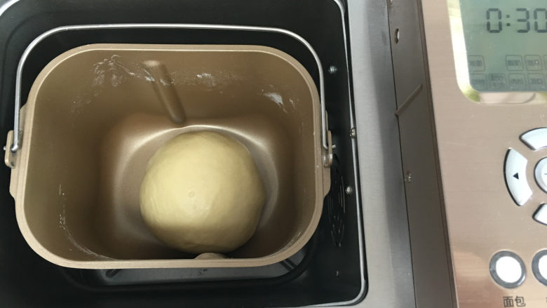 豆沙馅辫子面包（汤种法）,将面团整圆继续放入面包机里进行基础发酵，时间为30分钟。
