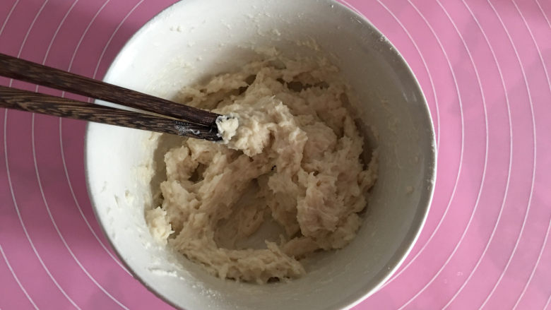 豆沙馅辫子面包（汤种法）,汤种采用的是1:1汤种法，水用的开水。方法是：将面粉中加入开水，一边加开水一边搅拌，搅拌到没有干粉汤种就做好了。