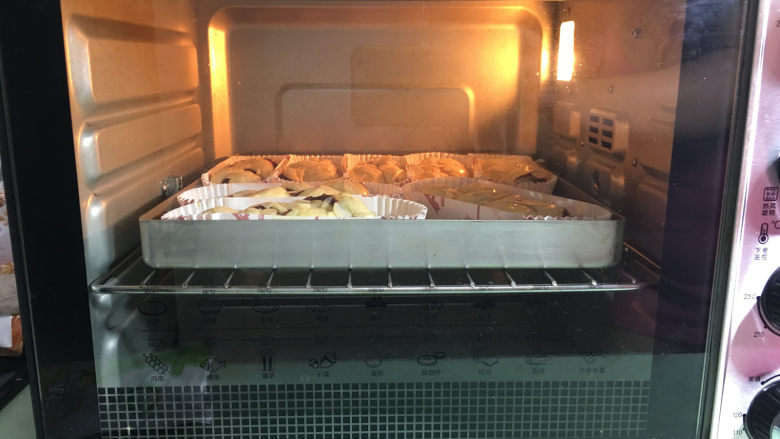 豆沙馅辫子面包（汤种法）,放入提前预热好的烤箱中烘烤，温度为170度，时间23分钟，中途颜色够了盖锡纸。