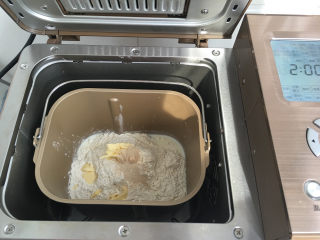 椰蓉小面包,将面团材料放入面包机中，选择标准面包程进行揉面。