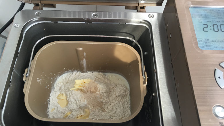 椰蓉小面包,将面团材料放入面包机中，选择标准面包程进行揉面。