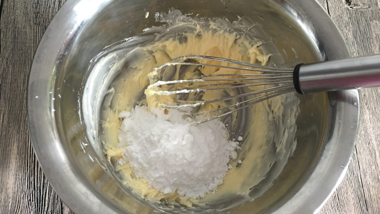 椰蓉小面包,加入糖粉。