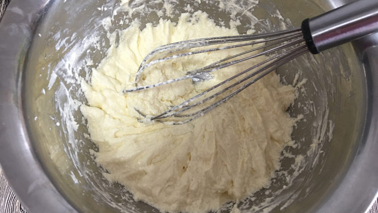 椰蓉小面包,每加一次都要充分搅匀再加下一次，直至全部加完蛋液。