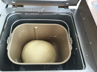 椰蓉小面包,发酵完成时取出面团。
