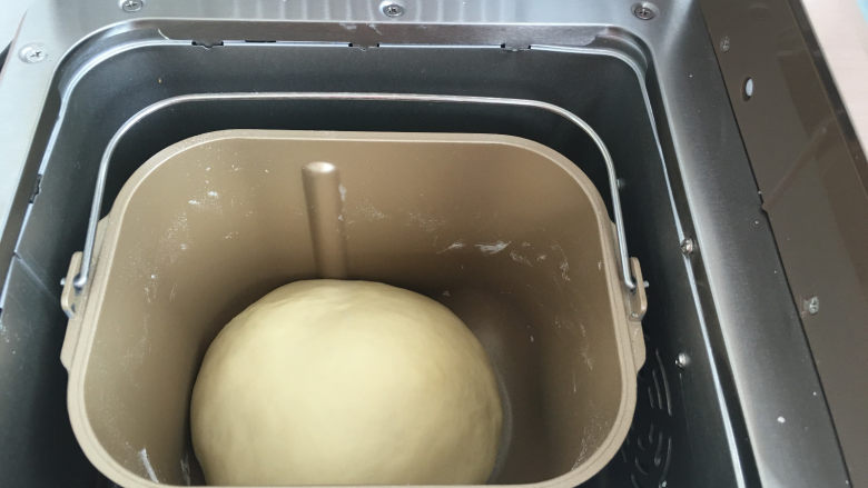 椰蓉小面包,发酵完成时取出面团。