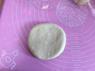 椰蓉小面包,收口处捏紧放在下方擀成圆形。