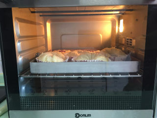 椰蓉小面包,放入预热好的烤箱中进行烘烤，时间为20分钟。表面颜色够了加盖锡纸。