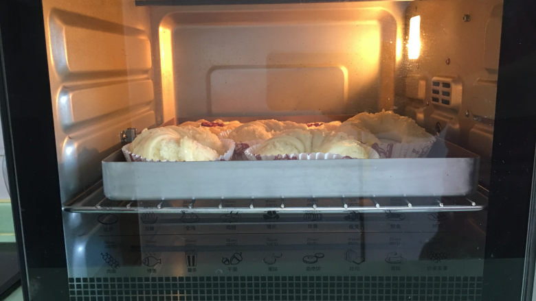椰蓉小面包,放入预热好的烤箱中进行烘烤，时间为20分钟。表面颜色够了加盖锡纸。