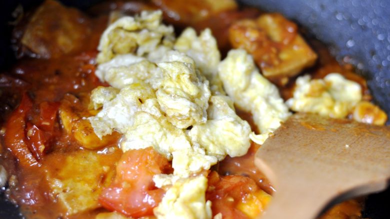 木耳番茄炒豆腐,13、把提前炒好的鸡蛋倒入锅中，搅拌
