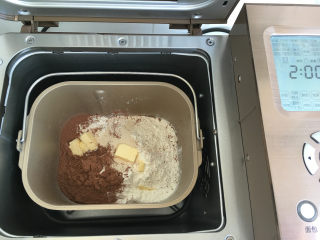 麻薯夹心可可味软欧,将主材料放入面包机内，启动标准面包程序进行揉面。