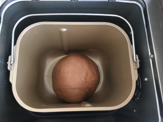麻薯夹心可可味软欧,把可可味面团整理好继续放到面包机里进行一次发酵。