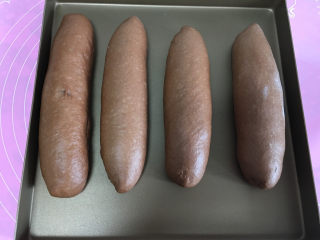 麻薯夹心可可味软欧,其他三个也是同样方法整理好，放在烤盘中进行二次发酵，时间30分钟。发酵时烤箱中放入温水。