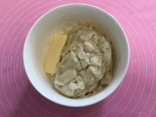 麻薯夹心可可味软欧,待糯米面团不烫手后加入黄油。