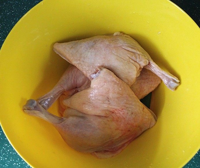 南京盐水鸭,天热放冰箱腌制4小时以上，中途可翻面更入味