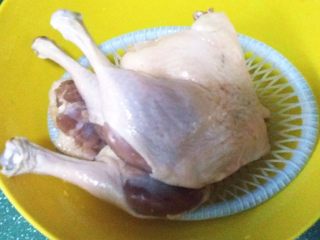 南京盐水鸭,取出腌好的鸭腿至通风处微微晾干