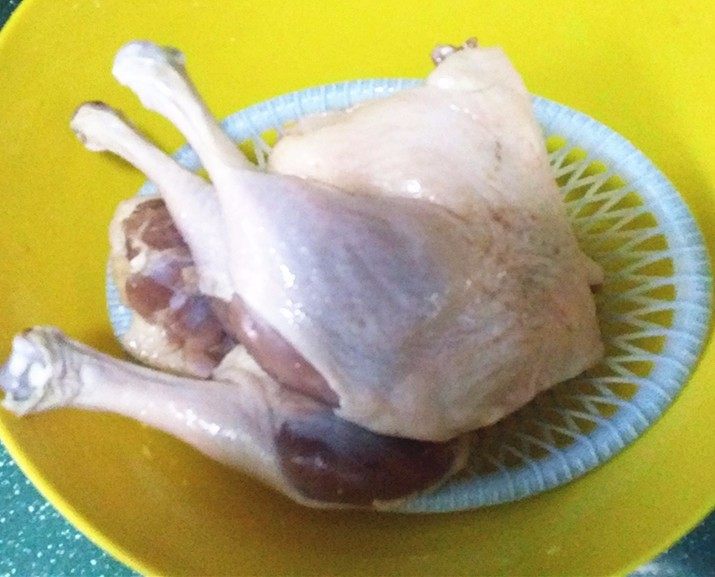 南京盐水鸭,取出腌好的鸭腿至通风处微微晾干