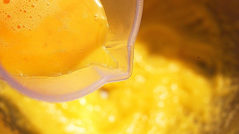 柠檬磅蛋糕,2只<a style='color:red;display:inline-block;' href='/shicai/ 9'>鸡蛋</a>液打匀，少量多次地加入到黄油中打发，每次都要混合均匀再加入蛋液（一定要少量多次，不然容易造成油水分离）