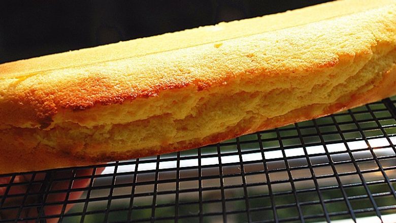 柠檬磅蛋糕,45分钟后，看到蛋糕顶部呈现略焦黄的颜色，即可将蛋糕取出，用牙签从蛋糕顶部中间戳进去，取出，没有湿面糊就表示蛋糕已经好了，蛋糕倒出放晾网上