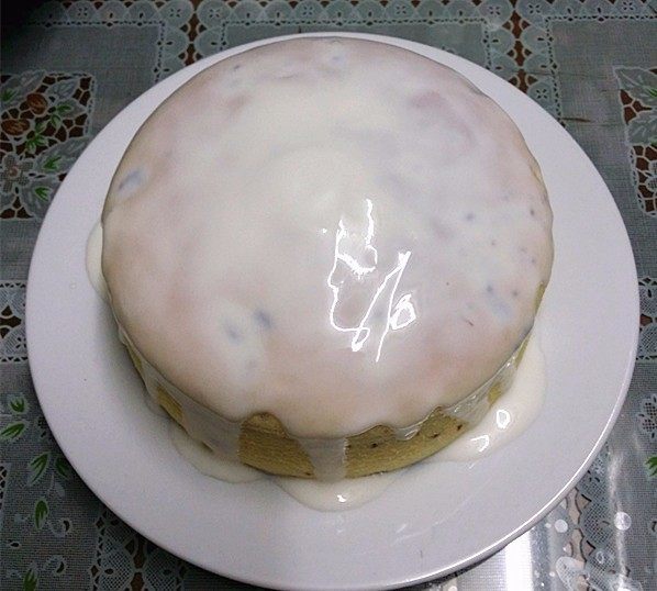 紫薯裱花酸奶蛋糕,将余下的60克自制酸奶，均匀地淋在蛋糕上