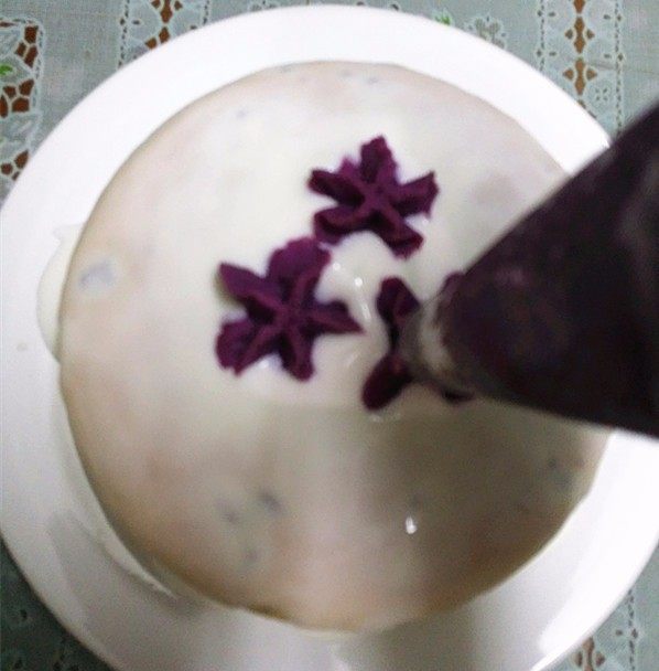 紫薯裱花酸奶蛋糕,手持裱花袋在蛋糕上挤上喜欢的花型
