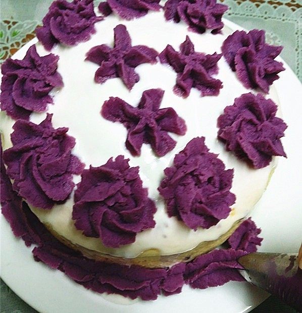 紫薯裱花酸奶蛋糕,同时将酸奶蛋糕的四周做裙边装饰
