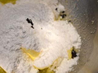 Fluff法式柠檬蛋白挞,软化好的黄油中加入糖粉，香草籽，盐。稍作混合