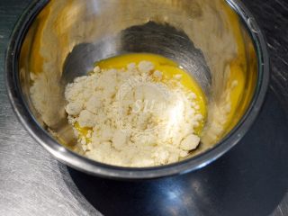 Fluff法式柠檬蛋白挞, 另外取用一个打蛋盆，加入杏仁粉，搅拌使混合均匀