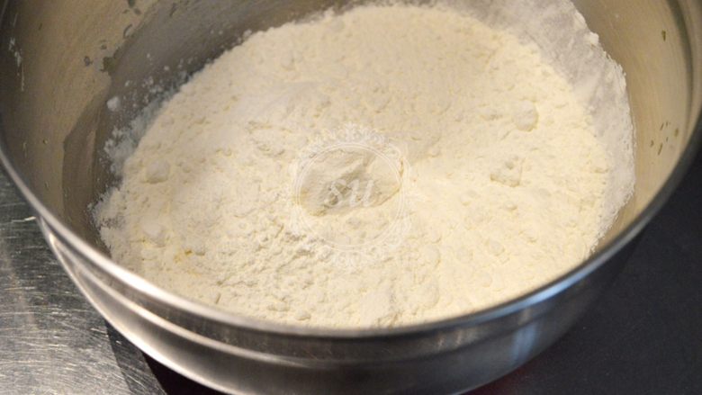Fluff法式柠檬蛋白挞,筛入粉类，可以用电动打蛋器低速混合。