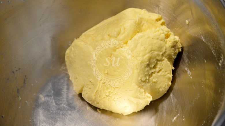 Fluff法式柠檬蛋白挞,看不到干粉成团即可，不能过度混合。然后装入保鲜袋，放入冰箱冷藏20分钟松弛。