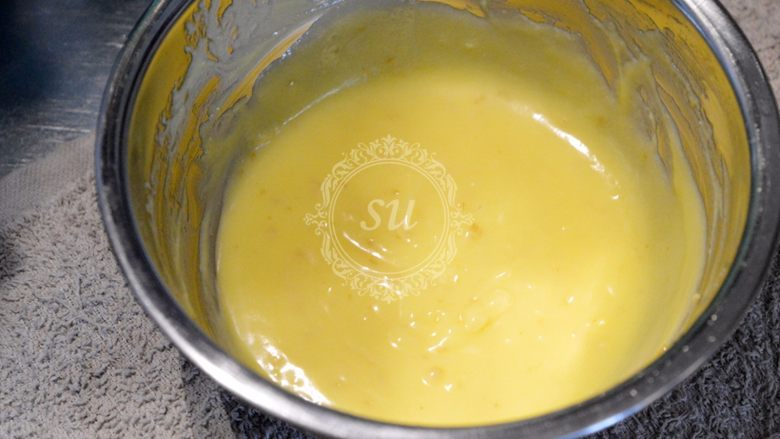 Fluff法式柠檬蛋白挞,完全混合均匀，黄油溶化后。覆盖保鲜膜贴面保存至降温晾凉。