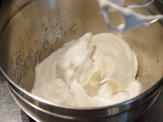 Fluff法式柠檬蛋白挞,蛋白打发至干性后加入熬煮好的糖水，高速打发