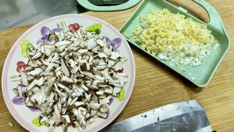 豆腐包子➕麻辣豆腐粉条包,姜搓洗干净切末，葱白洗净切末，香菇去蒂洗净切末