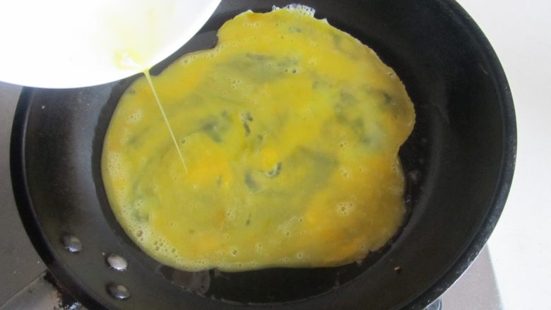 韭黄番茄炒鸡蛋,热锅凉油， 倒入鸡蛋液进去；