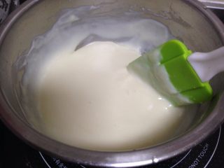 脆皮炸鲜奶,煮至浓稠状态（ 熬奶浆要顺一个方向搅动，一定要小火，快速搅拌，不然容易糊锅）