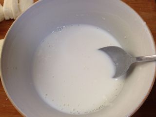 脆皮炸鲜奶,低筋面粉里加入泡打粉加入清水拌匀，加入蛋黄，拌匀成脆浆面糊（调脆浆的时候，可以根据奶糕的软硬度调整浆的浓稠度，稠点皮厚，稀点皮薄）