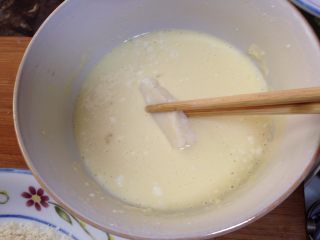 脆皮炸鲜奶,奶糕先放进脆浆面糊里挂浆