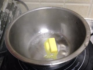 脆皮炸鲜奶,小锅里加入黄油，小火煮融