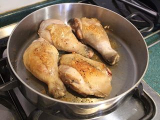 大蒜炖鸡,中火热锅后，煎锅中放入橄榄油油。放入鸡肉，先皮面向下，煎至金黄棕色后翻面再煎至金黄棕色， 取出备用。