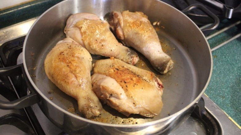 大蒜炖鸡,中火热锅后，煎锅中放入<a style='color:red;display:inline-block;' href='/shicai/ 851'>橄榄油</a>油。放入鸡肉，先皮面向下，煎至金黄棕色后翻面再煎至金黄棕色， 取出备用。