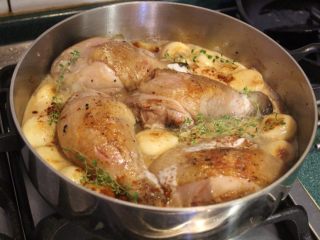 大蒜炖鸡,放上几株新鲜百里香。也可用迷迭香或干燥百里香。