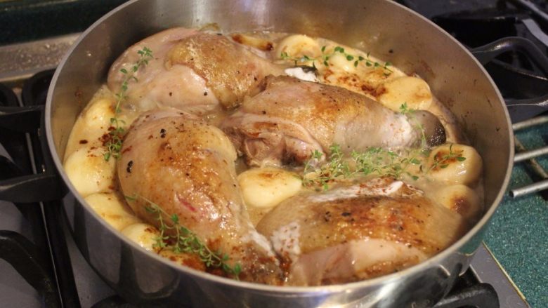 大蒜炖鸡,放上几株新鲜百里香。也可用迷迭香或干燥百里香。
